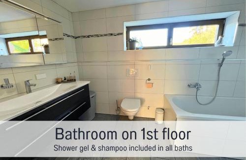 Laslea Apartment | Blockhaus Malmkrog with garden, bright rooms, and an open kitchen