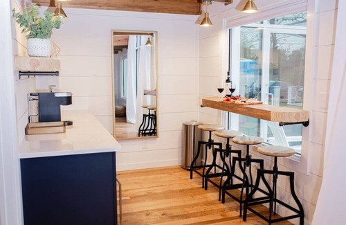 Lake Forest Estates House | Bloomsdale Suite at Baetje Farms