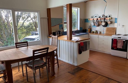 Barrytown House | Blue Bach Motukiekie