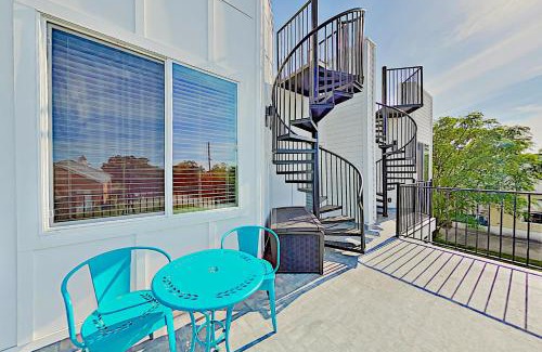 Foster Heights Apartment | Blue Blossom