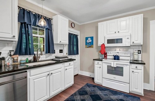 Lexington House | Blue Bungalow | 2BR 1BA | Lexington