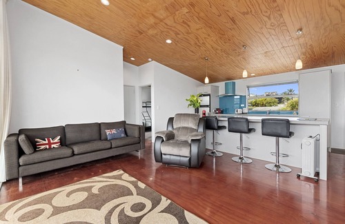 Mangawhai Heads Cottage | Blue Crush Villa - Mangawhai Heads Holiday Home