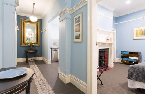 Orange Apartment | Blue Door Apartment | CBD Location, 2 Bed 2 Bath