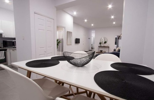 Milton Park Apartment | Blue&Gold/Plateau/St-Laurent/SelfCheck-In/AC/TV