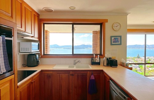Sandy Bay House | Blue Horizon Retreat - Close to CBD&Airport