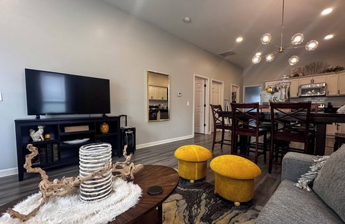 Blue Springs House | Blue House - Cozy 3 Bedroom, King Bed, Rotary Park
