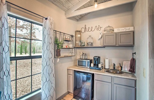 Pittsburg Apartment | Blue Jay Cottage' - Pittsburg Studio on Winery!