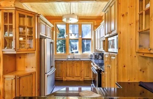 Fiddler Lake Resort Ski Chalet | Blue Moose Private pool, spa & lake access