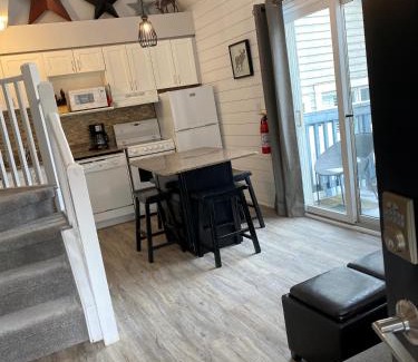 Craigleith Apartment | Blue Mountain 2 Story Studio Loft