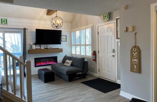 Craigleith Apartment | Blue Mountain 2 Story Studio Loft