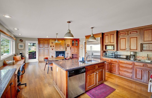 Batesville House | Blue Mountain Haven: 5 BR Hilltop Country Retreat