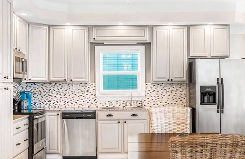 Holiday Beach House | Blue Oasis Private Home | 4 Bedrooms Sleeps 9 | Short Walk to the Beach