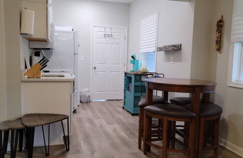 West Fairfax Cottage | Blue Ridge Avenue Guest House
