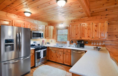 Ridgeline Vistas Cabin | Blue Ridge Cabin: Mountain Views: Couple's Paradise: Hot Tub: Fire Pit: Arcade