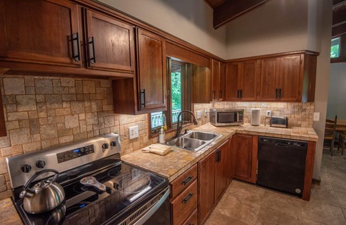 Grassy Creek Cottage | Blue Ridge Mountain Chalet - 13 Acres: Private and Modern!