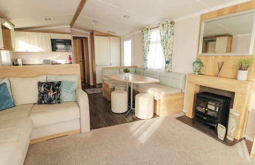 Dinas Cottage | Blue Skies