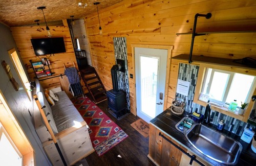 Hinckley House | Blue Tiny Home.Hottub. Fireplace.NearStCroixStatePk