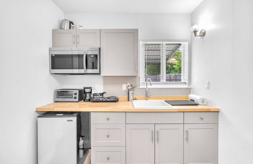 Dania Beach House | Blue Wave Bungalow 1/1 | Stylish Retreat