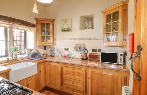 South Wingfield Cottage | BLUEBELL COTTAGE, pet friendly, with hot tub in Oakerthorpe