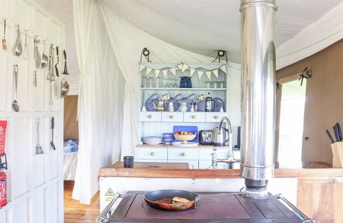 Castallack Cottage | BLUEBELL, pet friendly, with hot tub in St Buryan