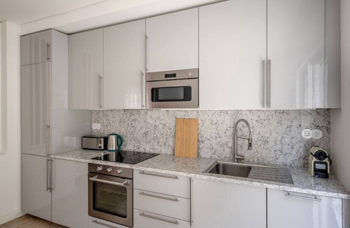 Santa Isabel Apartment | Blueground | Amoreiras, furniture & appliances