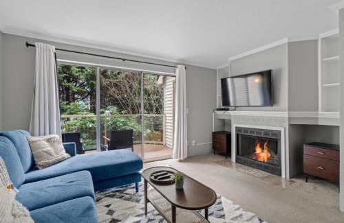 East Lake Hills Apartment | Blueground Bellevue balcony lake views SEA-704