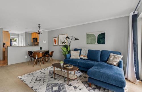 East Lake Hills Apartment | Blueground Bellevue balcony lake views SEA-704