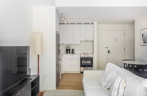 Crown Heights Apartment | Blueground | Crown Heights, balcony, nr Prospect Park