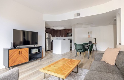 Greater Wilshire - Hancock Park Apartment | Blueground | Mid-Wilshire, rooftop BBQ, nr museum