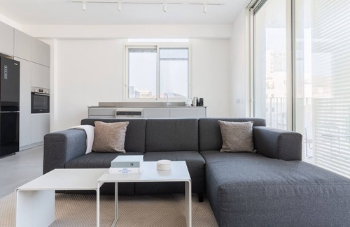 Tel Aviv City Center Apartment | Blueground | Nahalat Byniamin, High End, Balcony (TLV-33)