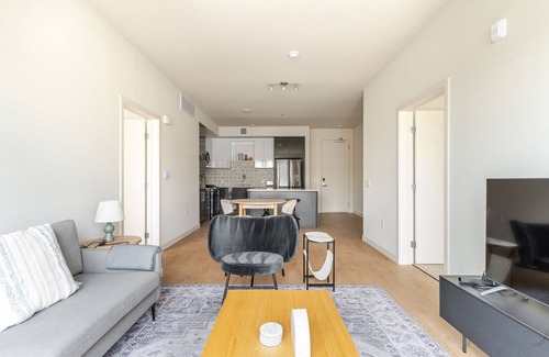 Piedmont Avenue Apartment | Blueground | Oakland, AC, w/d, nr Mosswood Park