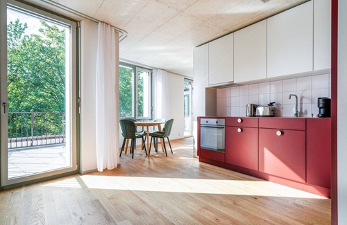 Center Apartment | Blueground | Saatlen, balcony, nr Zurich Zoo