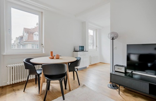 St. Johann Apartment | Blueground | St. Johann, w/d, balcony, nr market