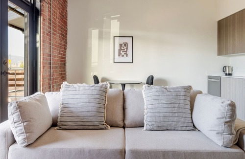 Alameda Apartment | Blueground | West Alameda, balcony, nr Alameda Beach