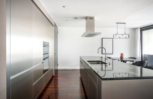 Alt-Wiedikon Apartment | Blueground | Wiedikon, balcony & elev, nr market