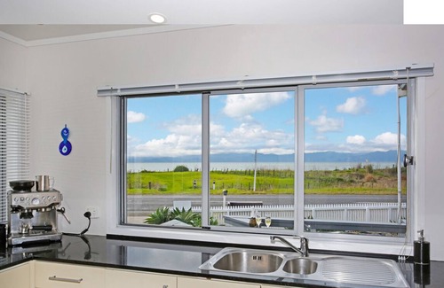 Whakatiwai House | #BlueSeasVillaViews - 4 Kayaks -Wi-Fi - BBQ