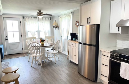Port Stanley Cottage | Bluewater Cabin little hidden blue gem in Port Stanley-4 seasons rental