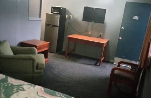 El Dorado Hotel | Blueway Inn & Suites El Dorado-Deluxe 1 King Bed Non-Smoking