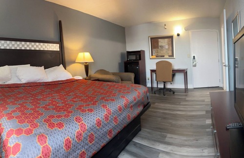 Roseville Hotel | Blueway Inn & Suites Roseville - Deluxe 1 King Bed Non-Smoking