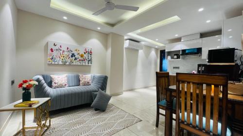 Sector 14 Hotel | BluO 1BHK Suite - Balcony, Lift, Gym, Parking
