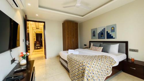 Sector 14 Hotel | BluO 1BHK Suite - Balcony, Lift, Gym, Parking