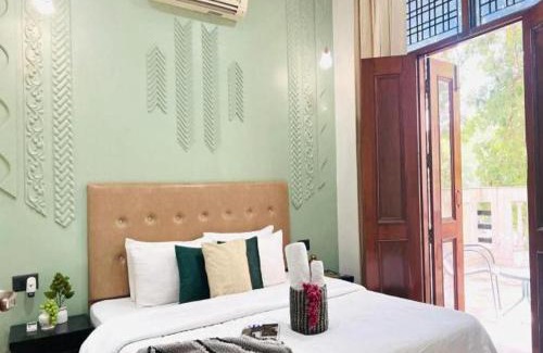 Sushant Lok Apartment | BluO Awesome 1BHK DLF Galleria Market ,Gym TT