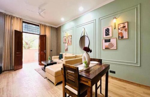 Sushant Lok Apartment | BluO Awesome 1BHK DLF Galleria Market ,Gym TT