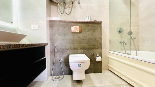 Gurugram Apartment | BluO Luxury Stay - Medicity - Balcony, Tub, Gym TT