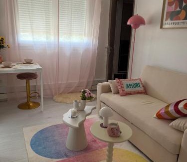 Vannes Apartment | Blush spot