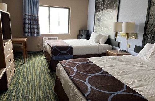 Waterloo Hotel | Boarders Inn & Suites by Cobblestone Hotels - Waterloo/Cedar Falls