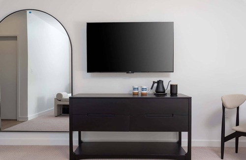 Livingston Apartment | Boardwalk Hotel by Kasa | Queen Room