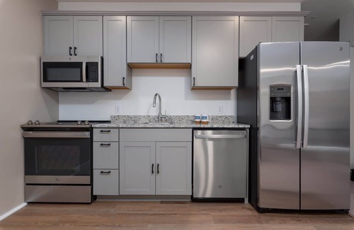 Livingston Apartment | Boardwalk Hotel | King with Kitchenette, Lake Anna
