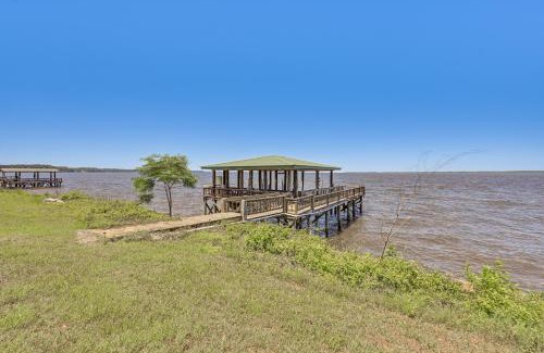 Milam House | Boat Dock and Hot Tub Waterfront Home in Milam!