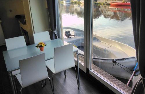Slotervaart Bed & Breakfast | Boathouse Amsterdam with bikes